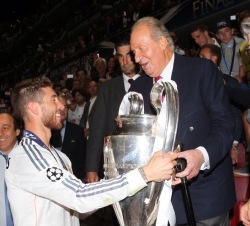Su Majestad el Rey con la Copa de la UEFA Champions League 2014